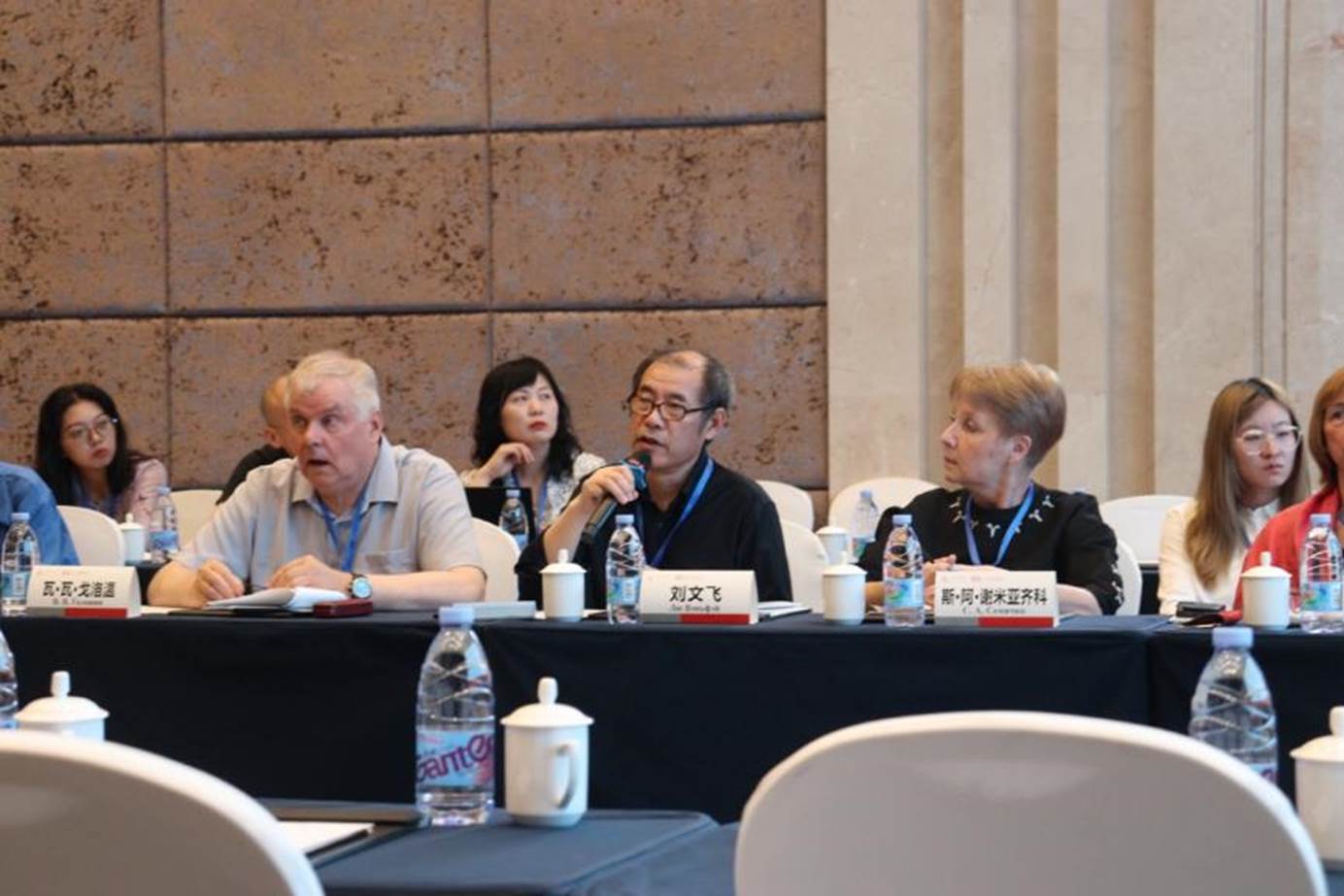 图片包含 人, 桌子, 人们, 前AI 生成的内容可能不正确。